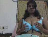 Indian amateur big boob poonam bhabhi on live cam show masturbating